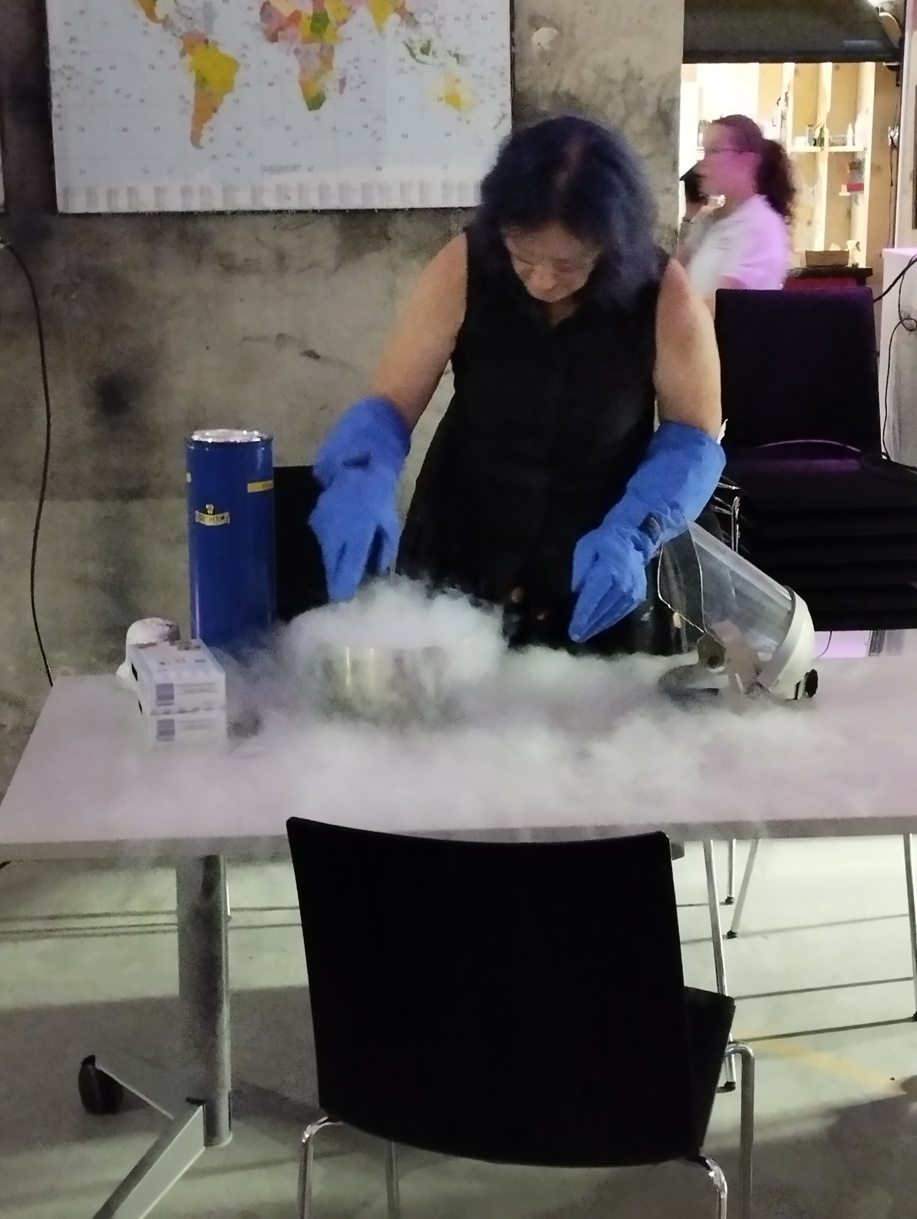 Astronomie-Abend Z-LAB: Eis mit Flüssig-Stickstoff