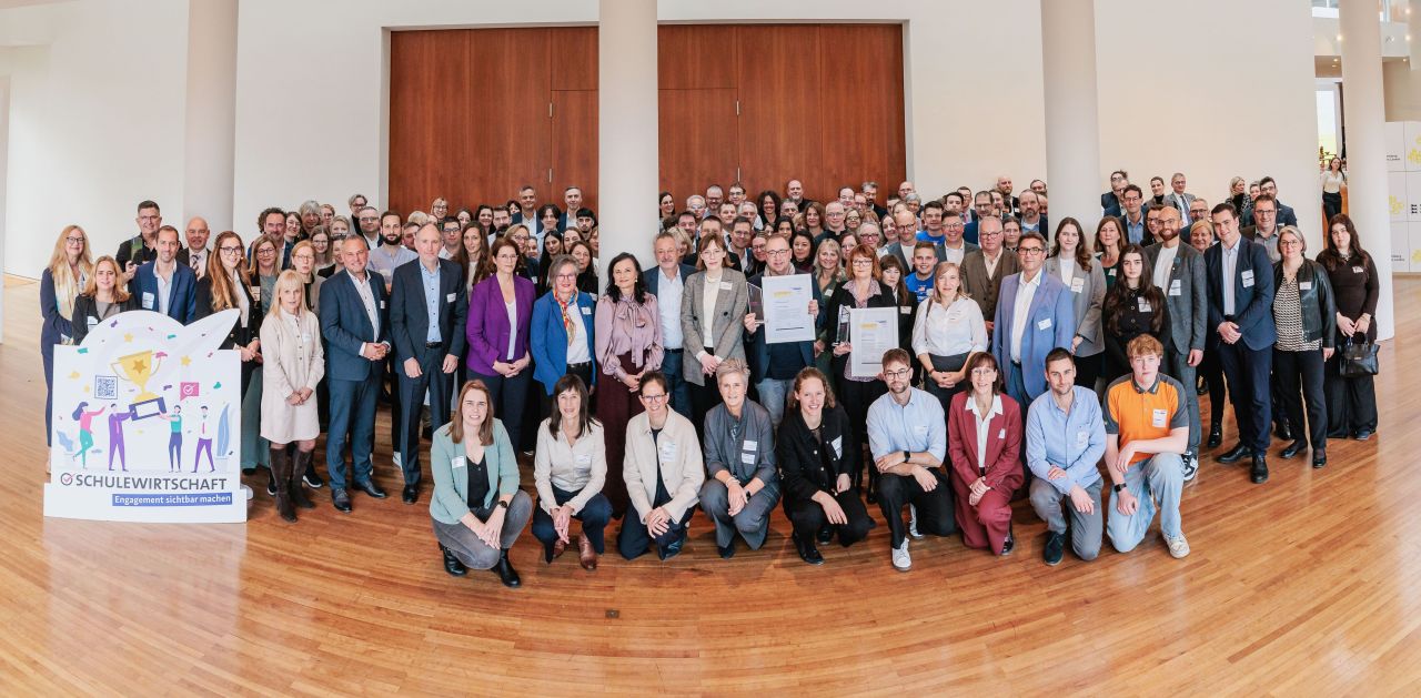 SCHULEWIRTSCHAFT-Preis 2025_Gruppenfoto Solectric und Z-LAB Bruchsal gewinnen SCHULEWIRTSCHAFT-Preis 2025