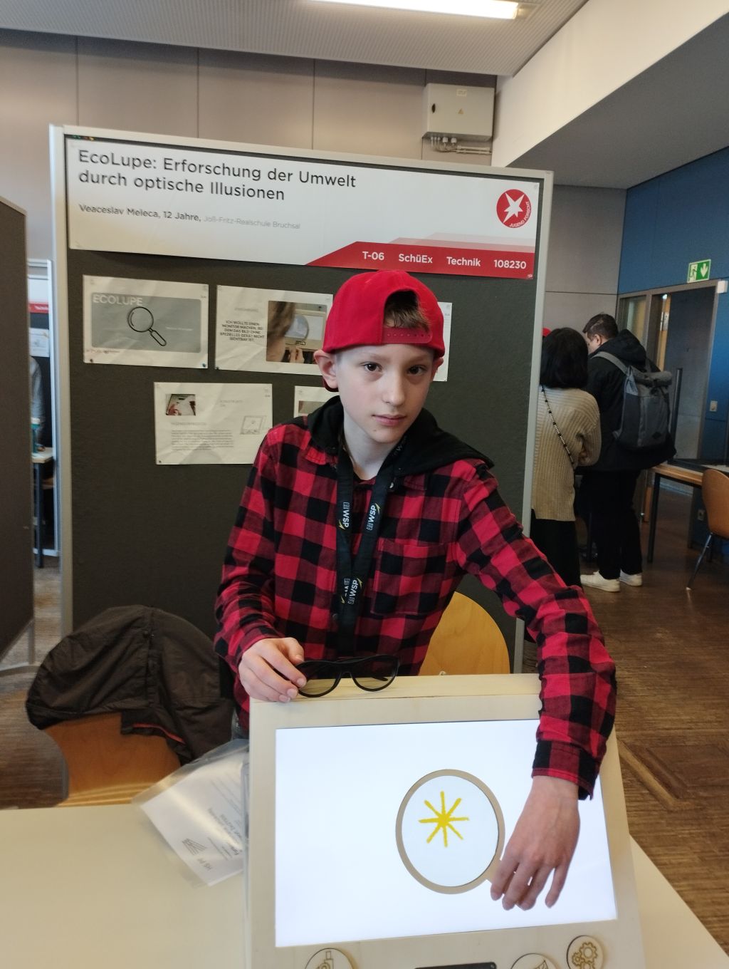 Junge vor selbstgebautem Monitor im Z-LAB